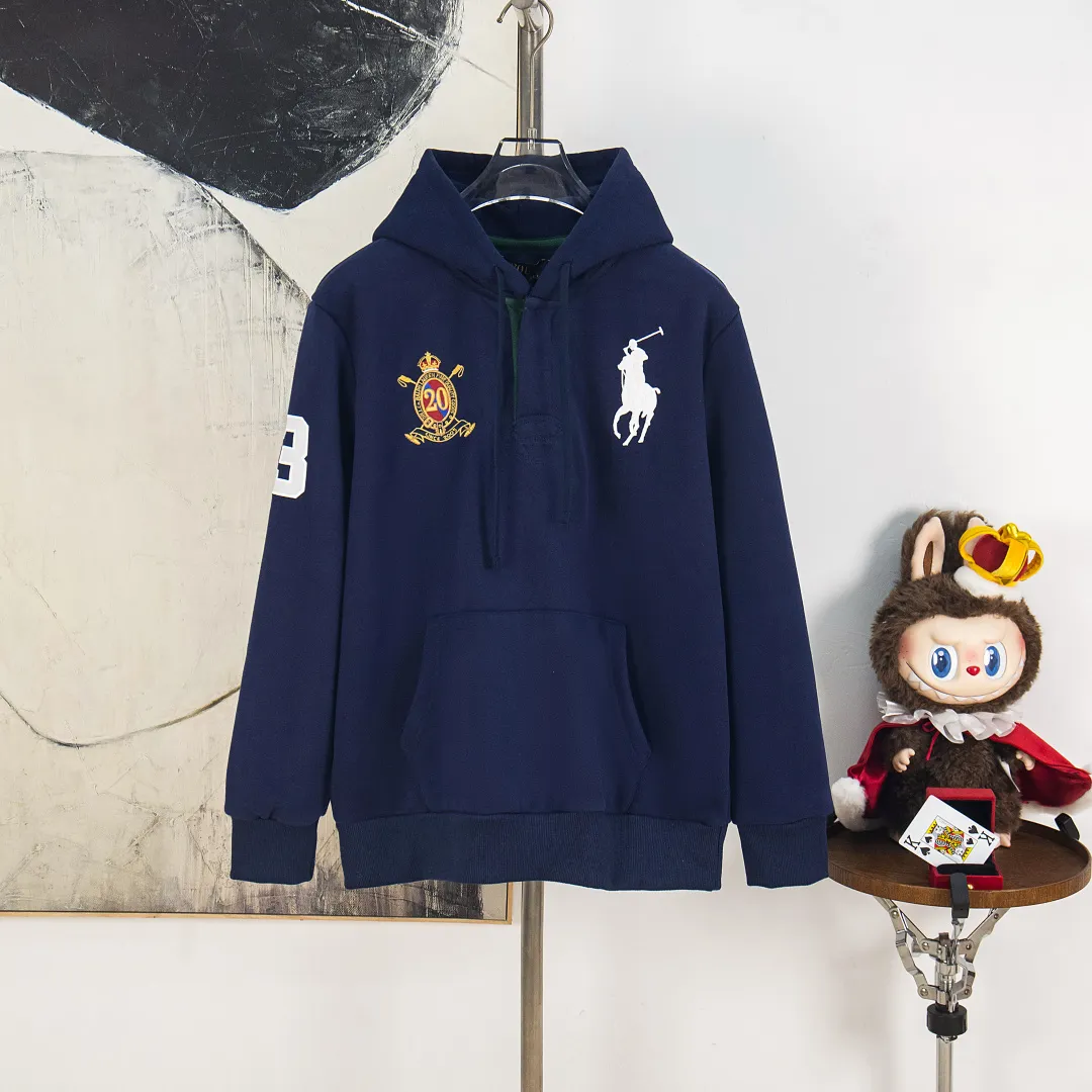 P320 zp version [exclusive supply] Ralph Lauren/Ralph Lauren 2025FW new autumn and winter Big Pony 20th anniversary badge embroidered open-chest deconstructed hooded fleece sweatshirt 100% restoration of 380 grams of 100% pure cotton heavy-grained cloud velvet ✅ Deconstruction restoration Correct version Three-layer hidden partial tube placket ✅ Reactive dyeing D65 raw cotton double herringbone belt Wide and narrow partitions ✅ Reject overlay Single color single version Precision embroidery ✅ RL/25 new autumn and winter product 20th commemorative badge embroidered Malaysian sweatshirt. Deconstructed half-chest to distinguish the regular classic version. High-end and outstanding. Built-in contrasting reactive dyeing D65 raw cotton double herringbone belt. Cloud-like heavy fleece bottom with autumn and winter attributes. Really comfortable. Cloud-like comfort. Loose fit. Two colors are available. Can be made for couples. Highly recommended. Color: blue and white. Size: S M L XL No.: WW10954